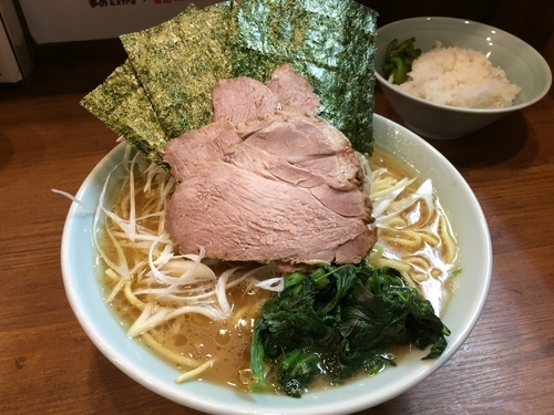 「白ねぎチャーシューメン（大盛り）」@横浜家系ラーメン 武虎家 目黒西小山店の写真