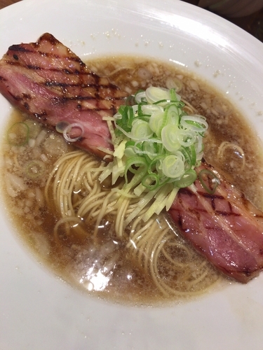 「厚切りベーコンをのせた生姜ラーメン800円」@寿製麺よしかわ 川越店の写真