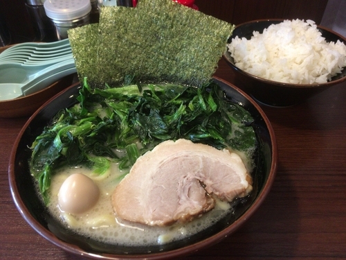 「塩豚骨ラーメン ほうれん草＋ライス」@喜多見家 大田原店の写真