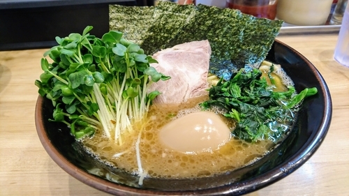 「ラーメン＋カイワレ＋味卵」@横浜ラーメン 裏武蔵家 西千葉本店の写真