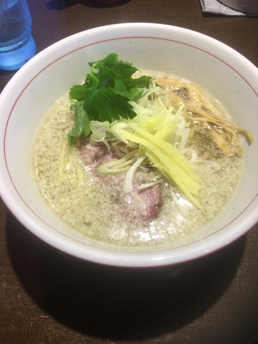 「背脂地鶏中華そば 塩味 手揉み太麺 800円」@麺や 虎徹の写真
