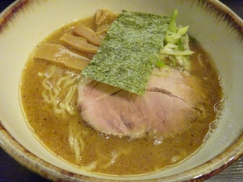 「らーめん 700円 + 水餃子(海老2個・ニラ2個)200円」@麺や 樽の写真