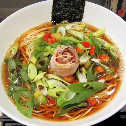 「山（熟成醤油アゴ出汁夏彩りバージョン）780円」@ラーメンクワトロの写真