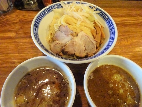 「二色つけ麺 （辛醤油とカレー）　　880円」@神保町 可以の写真