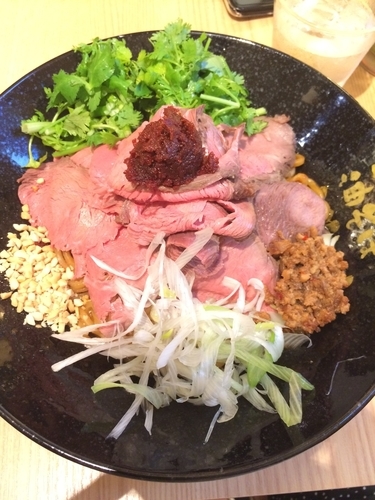 「辛味噌ビースト+パクチー(ダブル)」@ローストビーフ油そば ビーストの写真