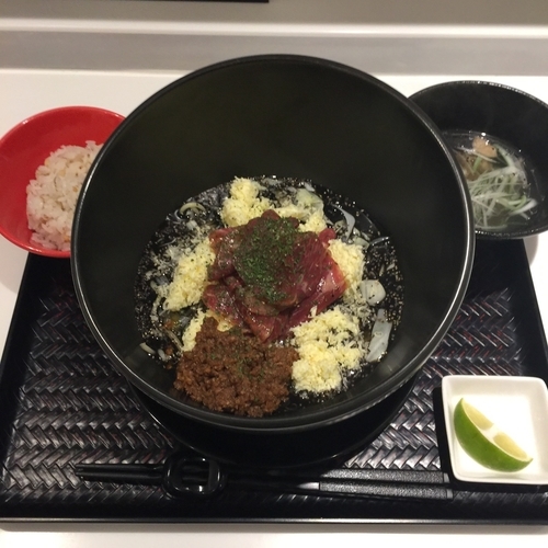 「牛タンまぜそば赤」@牛タンレストラン陣中 歌舞伎町店の写真