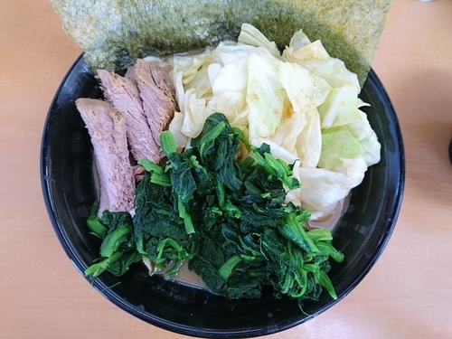 「キャベらー（薄め、硬め、多め）＋ほうれん草増し」@横濱家系 虎壱家の写真