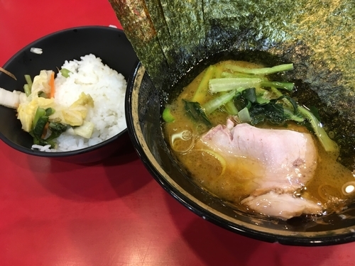 「ラーメン　麺少なめ+海苔+ライス」@家系総本山 ラーメン吉村家の写真