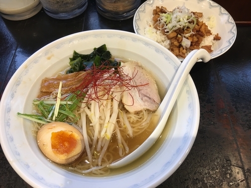 「限定 冷やし塩らーめん 880円 チャーシュー丼300円」@しおらーめん 塩たいぜんの写真