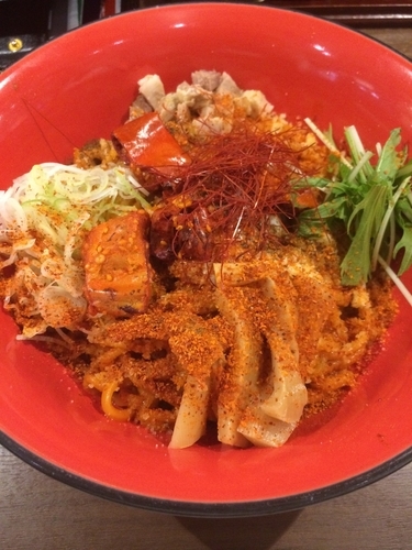 「赤麻辣油そば+温玉+粉チーズ」@釜炊きとんこつ 品川製麺所 新宿2丁目店の写真