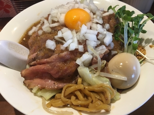 「【限定】ローストビーフJUNK牛肉たっぷり麺990円」@らーめん・つけめん 八角の写真