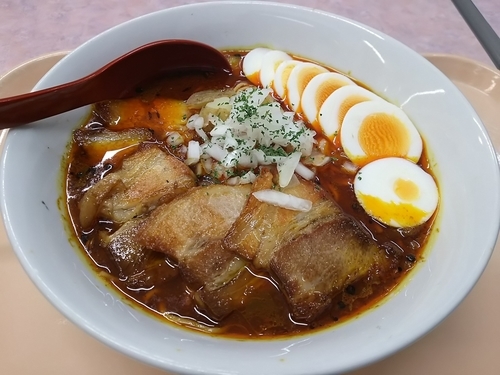 「【限定】スパイシーカレーラーメン　＋チャーシュー２枚：㋚券」@煮干しらあめん 燕黒 村井店の写真
