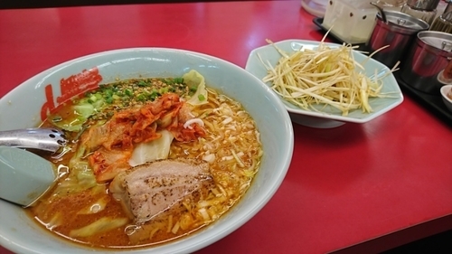 「旨辛スタミナらーめん(860円)＋ネギ(クーポン)」@山岡家 狭山店の写真