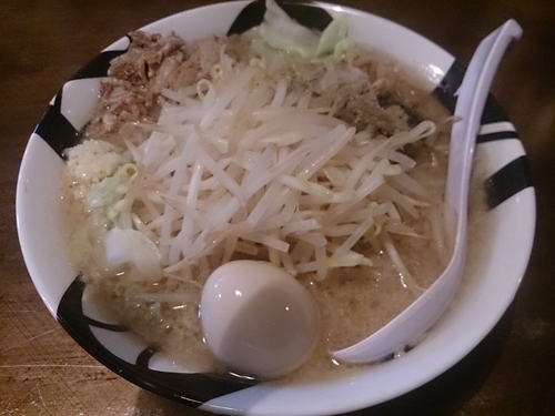 「にぼ二郎 野菜増し 味玉トッピング」@ラーメンバル 凌駕 ドロップスの写真