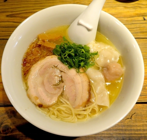 「純粋金華豚ワンタンそば・塩（1,050円）」@松戸中華そば 富田食堂の写真