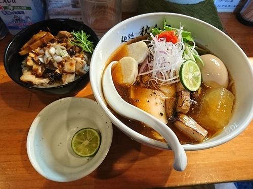 「冷やし醤油ラーメン＋肉飯」@麺処 秋もとの写真