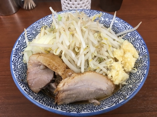 「ラーメン小＋クーポン豚（にんにく）」@立川田田の写真