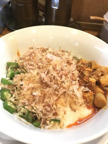 「冷やしぶっかけとろろ麺(細竹&チャーシューの辛うま煮トッピング)」@らーめん やまふじ 新大阪本店の写真