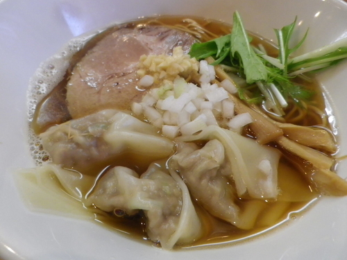 「煮干し醤油らーめん＋わんたん3個」@麺屋 万年青の写真