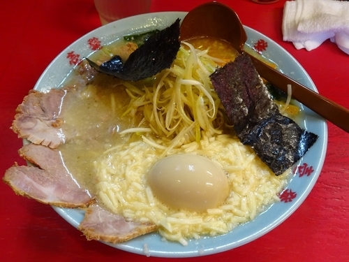 「ネギとろラーメン正油（900円）＋半熟味玉（100円）」@壱発ラーメン 八王子店の写真