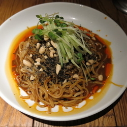 冷やし黒ごま担々麺：880円
