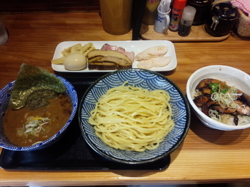 「全部のせつけ麺(中盛)・チャーシュー丼」@つけめん・らーめん・煮干そば 金狼の写真