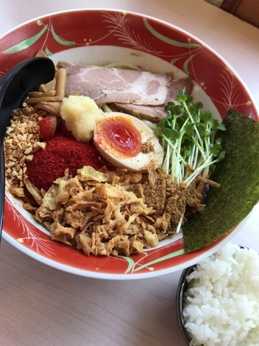 「ちょっと辛いまぜそば　ミニごはん付き800円」@あぢとみ食堂の写真