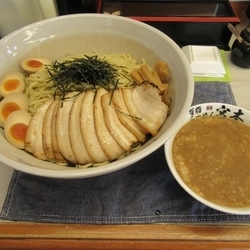 つけ麺の大食いチャレンジ（成功無料、失敗３０００円）