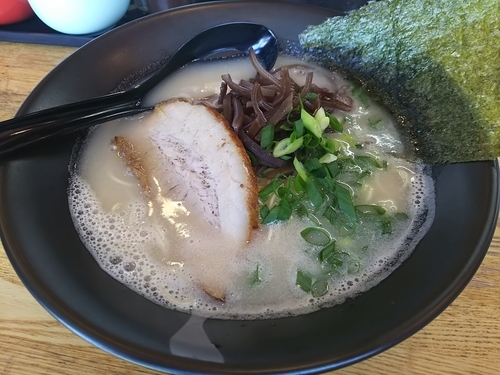 「とんこつらーめん　白：バリかた　＋替玉：粉おとし」@麺屋 らーめん花道の写真