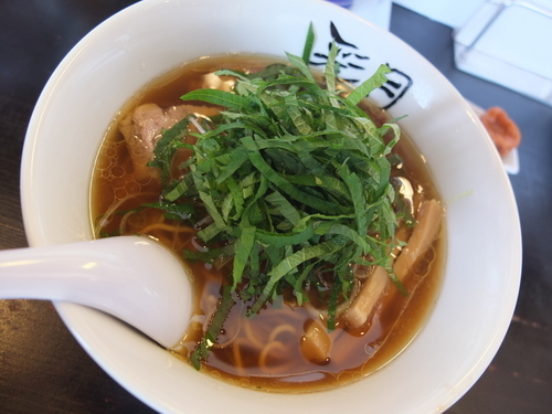 「和風しそ醤油らーめん+梅干し」@麺屋彩月の写真