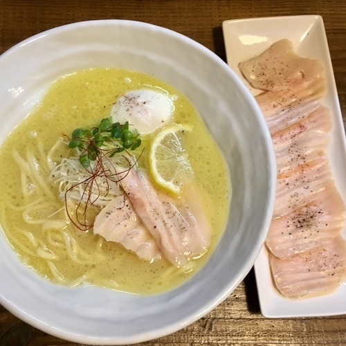 「鶏白湯NOODLE(750円)しっ鶏チャーシュー・温玉(300円」@NOODLE LOLの写真