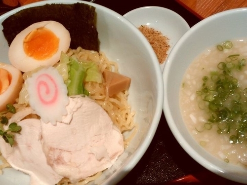 「濃厚鶏白湯つけ麺＋半熟味玉」@博多鶏ソバ 華味鳥 新宿三井ビル店の写真