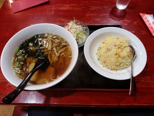 「Ａランチ(醤油ラーメンと半チャーハンのセット)780円」@中国本場的料理 華龍飯店 高崎モントレー店の写真
