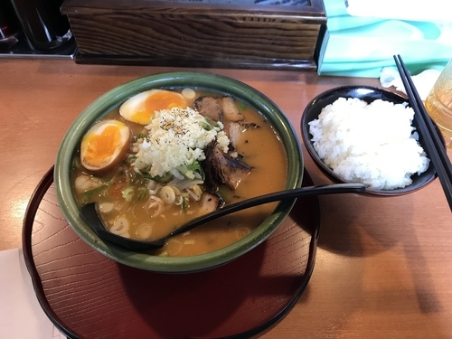 「赤玉こくラーメン 980円+ランチ時ライス無料」@笑楽の写真