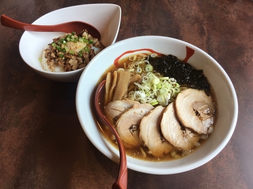 「醤油チャーシュー麺&温玉コロチャーシュー飯」@麺厨房 維風堂々の写真