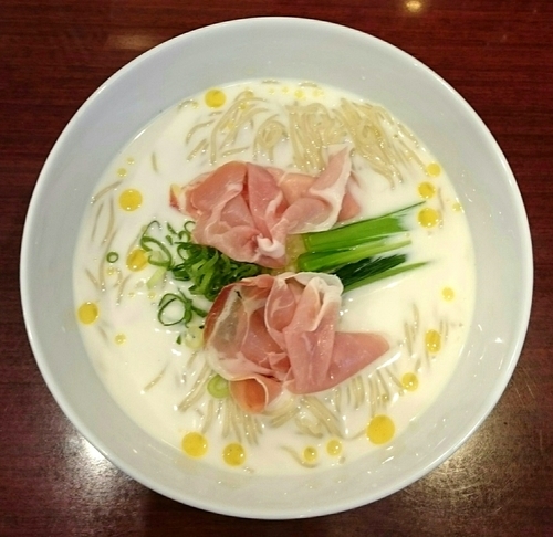 「冷製白いらぁ麺【夏限定】」@黄金の塩らぁ麺 due Italian 市ヶ谷店の写真