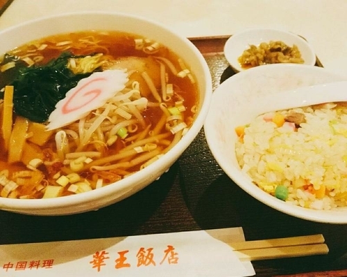 「ラーメン半チャーハンセット900円」@華王飯店の写真