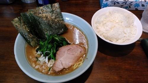 「ラーメン脂少なめ麺かため750円＋ライス」@横浜家系豚骨醤油極太麺 侍 本店の写真