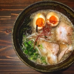 天然豚骨 とろーり煮卵らーめん