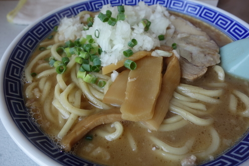 「らーめん中盛り750円コッテリ太麺」@栄勝軒の写真