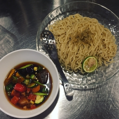 「夏野菜ゴロゴロ冷やしつけそば中盛300g850円」@Bia Biaの写真