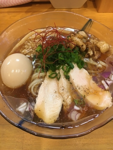 「ゲゲゲ限定 冷やしとりそば¥850 煮卵はVIPカード」@中華そば ムタヒロ 大阪福島店の写真