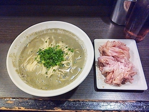 「煮干そばclassic＋豚肩ロース生ハム風」@灰汁中華 丿貫 福富町本店の写真