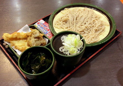 「とり舞茸天そば(500円)+わかめ(クーポン)」@ゆで太郎 本所吾妻橋店の写真