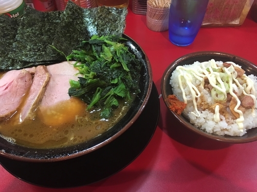 「チャーシュー麺中盛&賄い飯&ほうれん草」@家系ラーメン とらきち家の写真