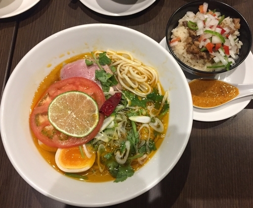 「和牛エスニックラーメン+和風ガパオライス1000円」@八咫烏の写真