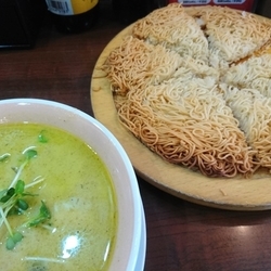 【季節限定】グリーンカレーの焼きつけ麺 690円