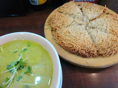 「【季節限定】グリーンカレーの焼きつけ麺 690円」@下町食堂 春屋の写真