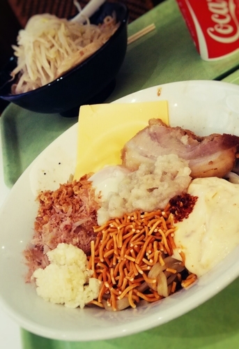 「まぜそば」@ジャンクガレッジ イオンレイクタウンmori店の写真