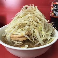 小豚ラーメン麺半分 にんにく ヤサイ